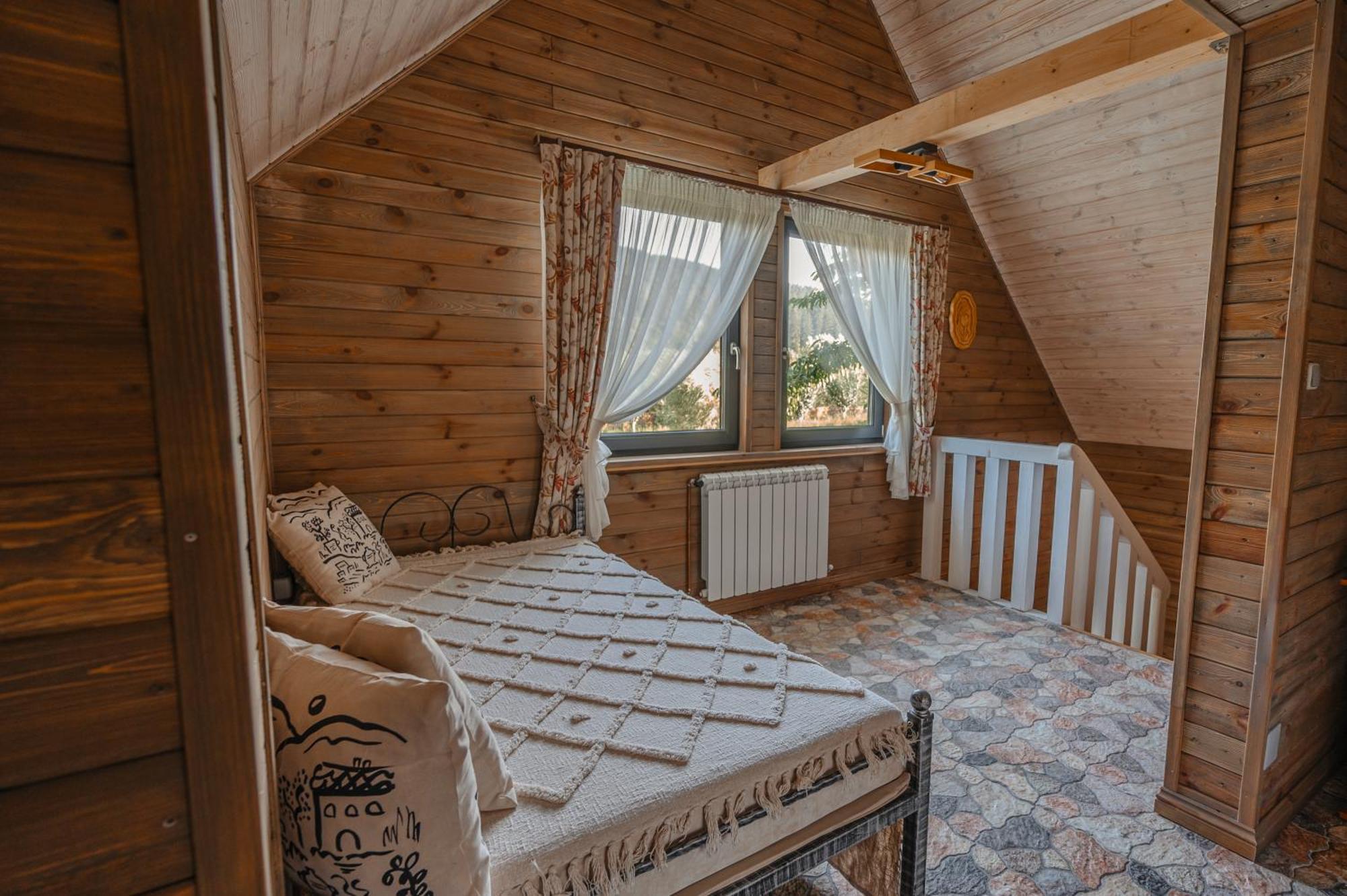 Moonlake Chalet Gainesti Exterior photo